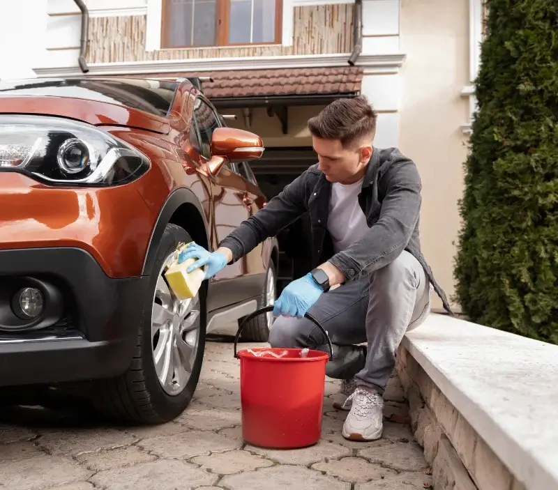 Lavage auto à domicile Le Pin-la-Garenne : professionnel intervenant sur un véhicule